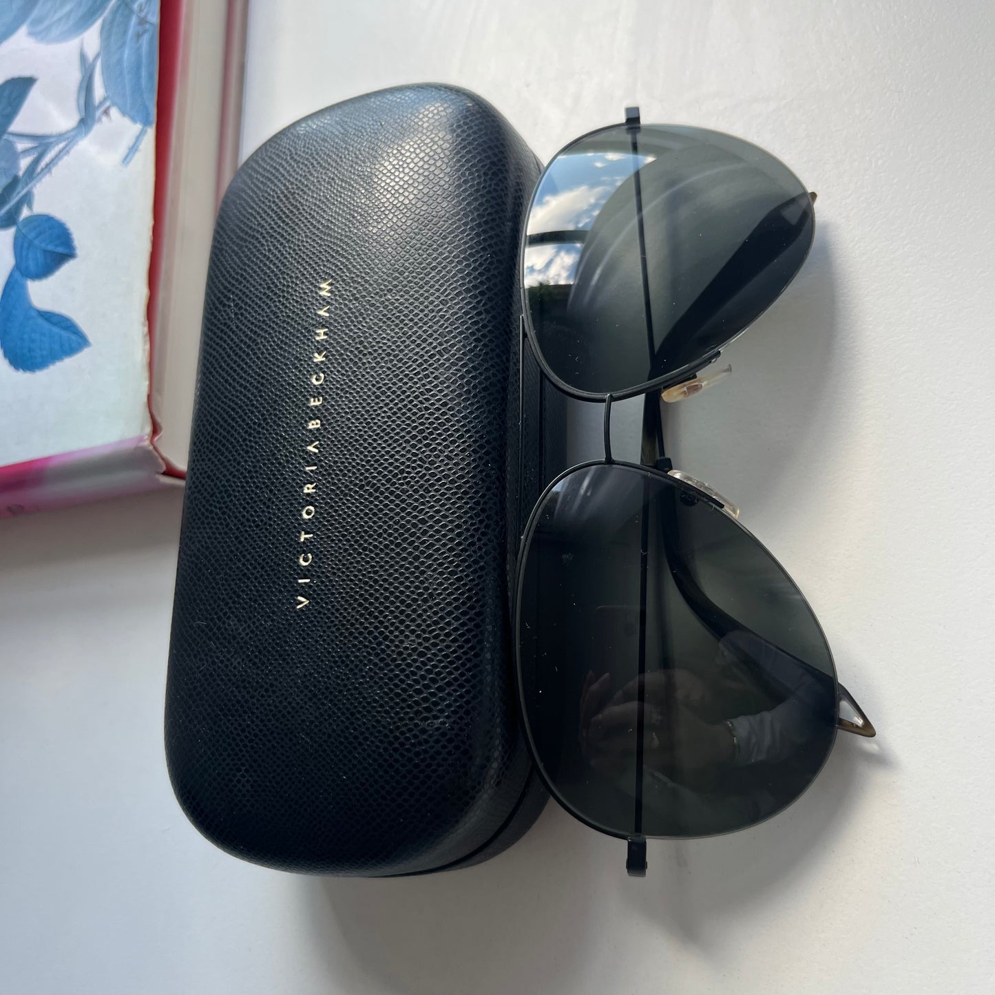Victoria Beckham Black Aviator Sunglasses VBS98 C26 – Black